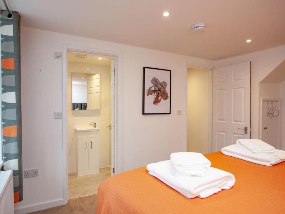 1 Perfectly Located Stylish, Comfortable Sidmouth