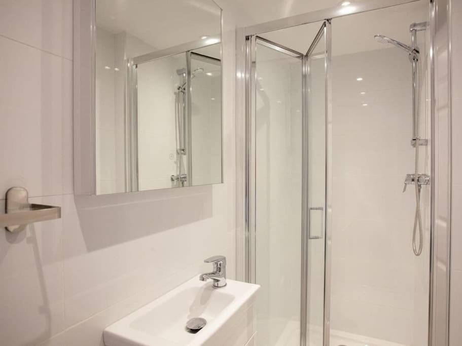 1 Perfectly Located Stylish, Comfortable * Sidmouth