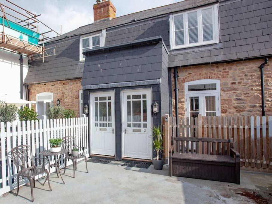 1 Perfectly Located Stylish, Comfortable Sidmouth