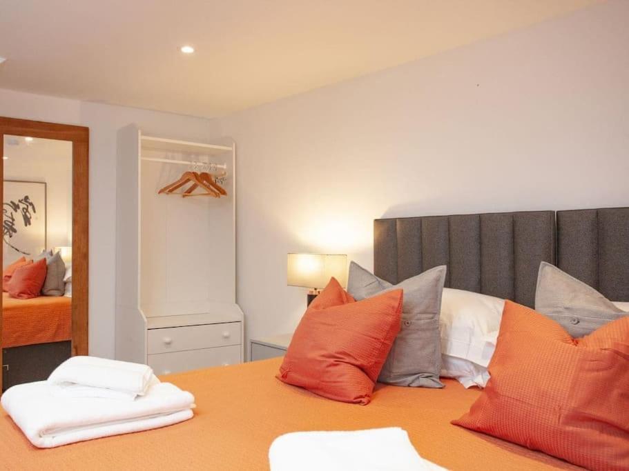 1 Perfectly Located Stylish, Comfortable * Sidmouth