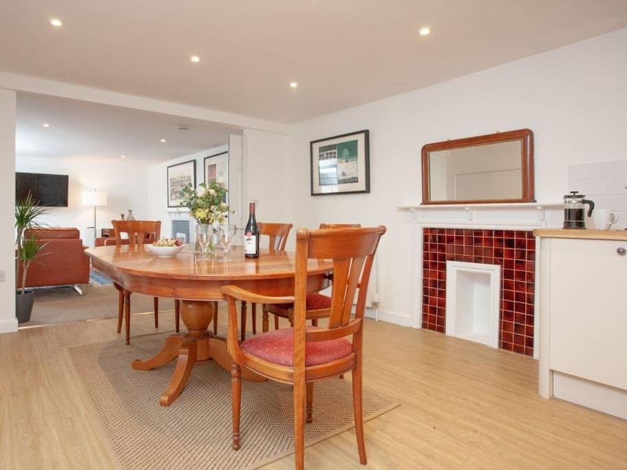 1 Perfectly Located Stylish, Comfortable Apartment Sidmouth