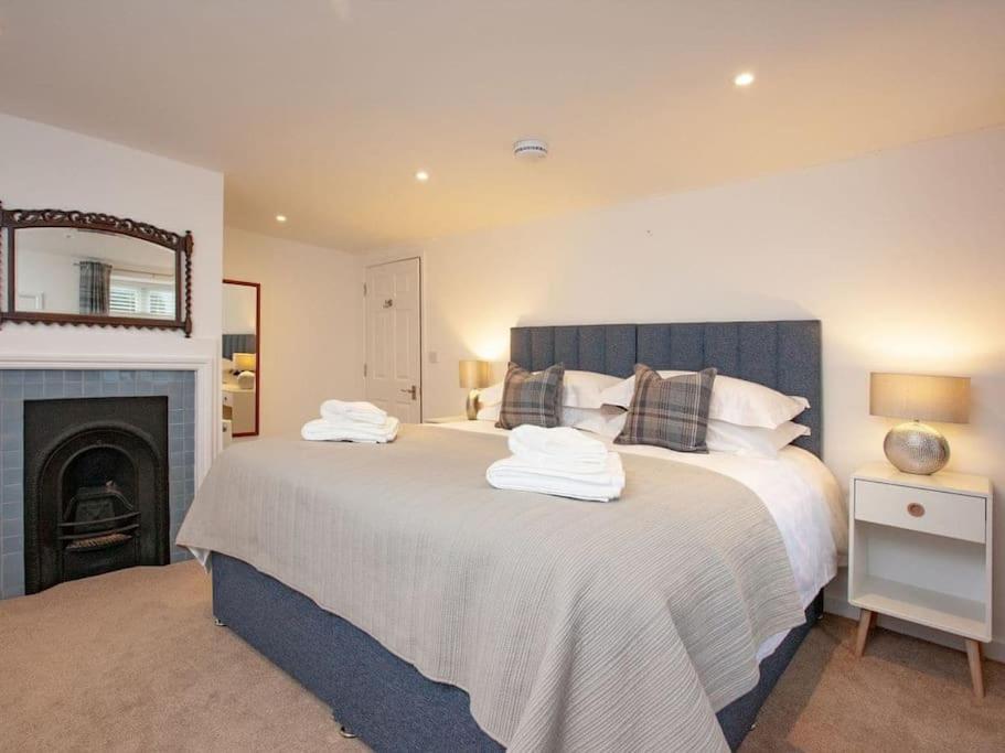 1 Perfectly Located Stylish, Comfortable Sidmouth